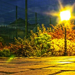Освещение сада - миксбордер у спортивной площадки